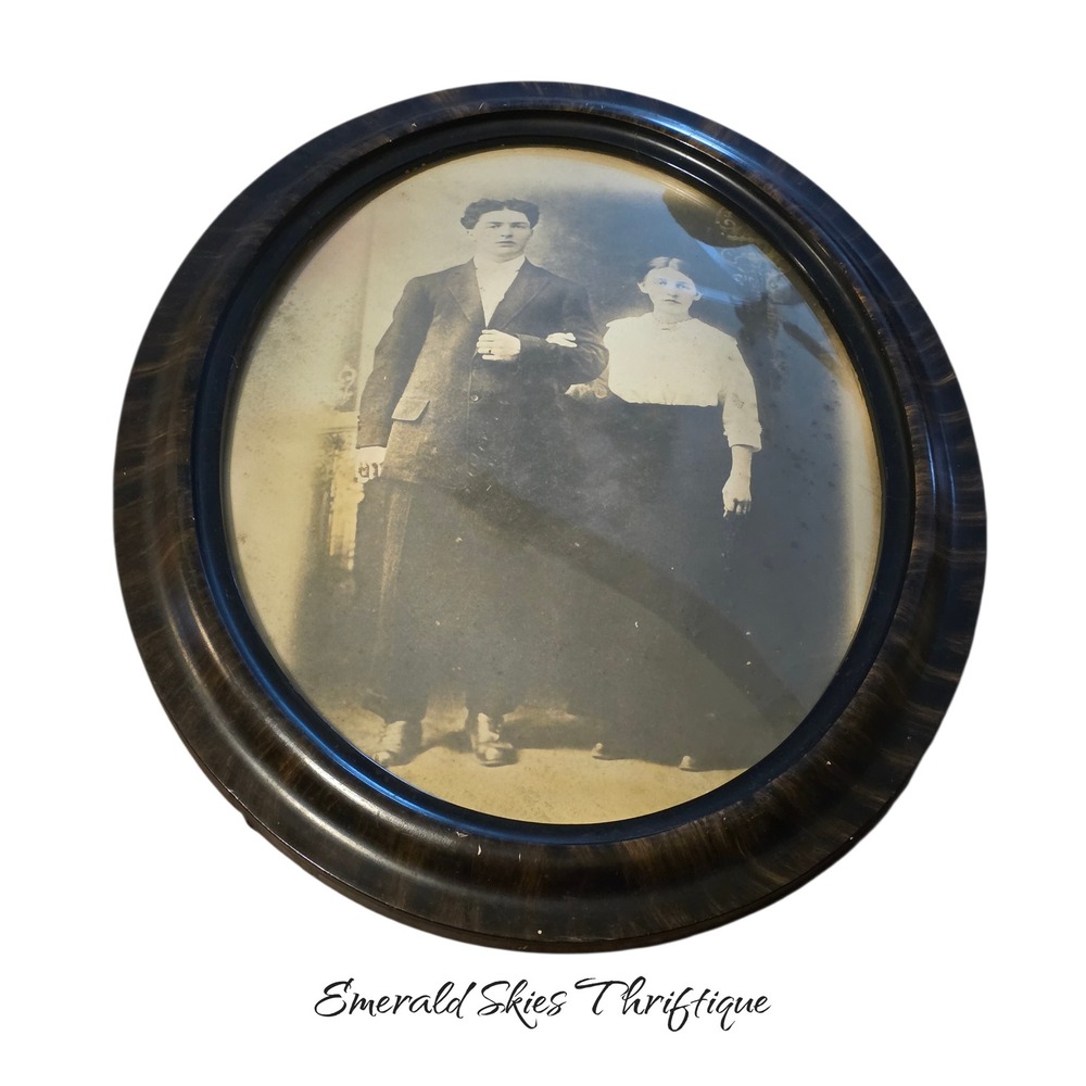 Vintage bubble glass picture frame with picture of couple